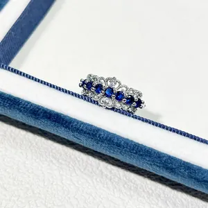 Nahaufnahme eines silbernen Vintage-Rings mit fünf runden blauen Zirkonia-Steinen.