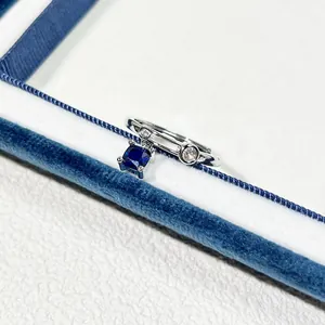 Detailansicht eines eleganten offenen Rings mit blauem Zirkonia in Silberoptik.