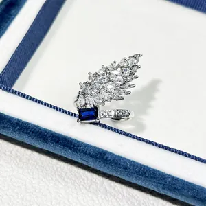 Nahaufnahme eines eleganten Silberflügelrings mit blauem und klarem Zirkonia.