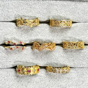 Detailansicht von sieben Vintage-Goldringen mit filigranen Mustern und bunten Zirkonia-Steinen