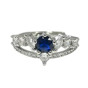Detaillierte Makroansicht des blauen Zirkonias mit Kristallbesatz am Silberring