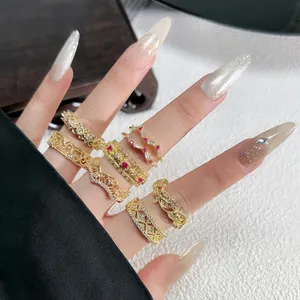 Nahaufnahme eleganter französischer Retro-Goldringe mit Zirkonia an gepflegter Hand