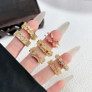 Nahaufnahme französischer Vintage-Goldringe mit Zirkonia und roten Steinen für Damen