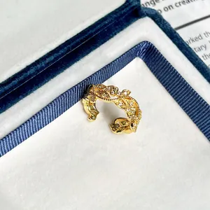 Nahaufnahme eines goldenen Vintage-Rings mit Zirkon-Akzenten in eleganter Schatulle