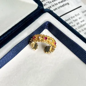 Detailaufnahme eines französischen Vintage-Goldrings mit roten und weißen Zirkonia-Steinen