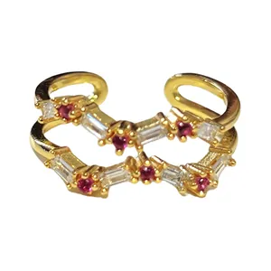 Detail eines vergoldeten Vintage-Rings mit roten und klaren Baguette-Zirkonia