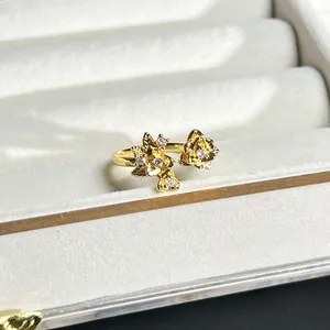 Detailansicht eines goldenen Blumenrings mit funkelnden Kristallen in einer Schmuckbox