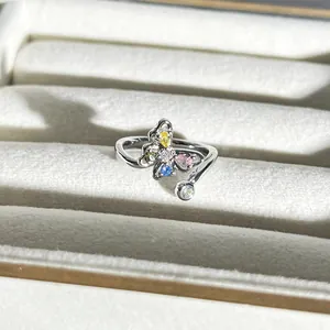 Nahaufnahme eines eleganten silbernen Schmetterlingsrings mit bunten Edelsteinen