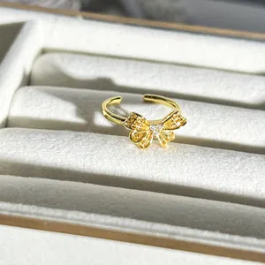 Detaillierte Nahaufnahme eines goldenen Schleifenrings mit Steinen in einer Schmuckschatulle
