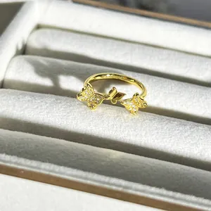 Eleganter goldener Schmetterlingsring mit funkelnden Steinen in einer Samtschmuckschatulle