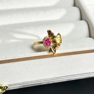 Detailansicht eines goldenen Barock-Blumenrings mit einem lebhaften rosa Edelstein