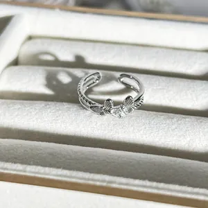 Detaillierte Makroansicht eines verstellbaren Silberrings mit exquisitem Schmetterlingsdesign.