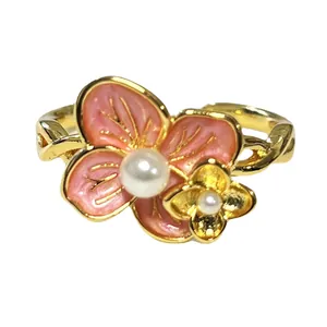 Detailansicht eines exquisiten Blumenrings im französischen Stil mit weißer Perle