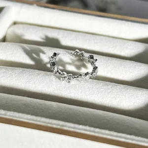 Makroansicht eines silbernen Schmetterlingsrings mit Zirkonia-Akzenten in einer Box