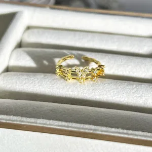 Detailansicht eines goldenen Schmetterlingsrings mit funkelndem Zirkonia