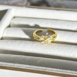 Detailaufnahme eines verstellbaren goldenen Schmetterlingsrings mit funkelnden Kristallen