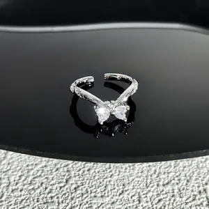 Vue détaillée d'une bague ouverte en forme de nœud argenté avec oxydes de zirconium