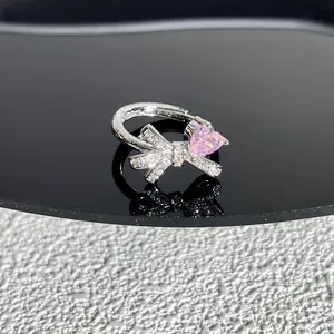 Vue détaillée d'une bague noeud en argent élégante avec pierre de coeur rose et pavé