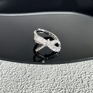 Détail en gros plan d'une bague nœud argentée ornée de zircons cubiques brillants
