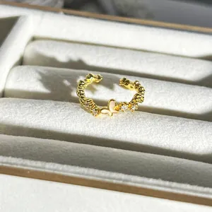 Detaillierte Nahaufnahme eines eleganten goldenen Schmetterlingsrings mit Zirkonia-Akzenten