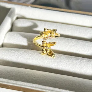 Detailansicht eines eleganten goldenen Schmetterlingsrings in einer Schmuckschatulle.