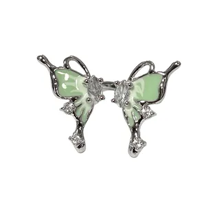 Elegante mintgroene vlinderring met emaille verloop en heldere kristallen in zilveren afwerking