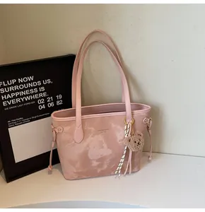 Elegante bolso tote de gran capacidad con patrón de mármol rosa y un lindo amuleto de oso