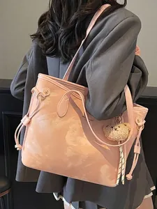 Bolso tote grande rosa con textura de mármol y amuleto de osito para mujer de diario