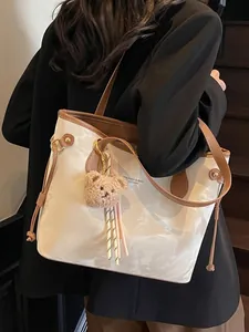 Bolso tote elegante beige para mujer de gran capacidad con colgante de oso de peluche