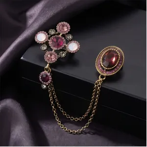 Elegante vintage gouden kettingbroche met paarse strass voor pakken op zijden achter