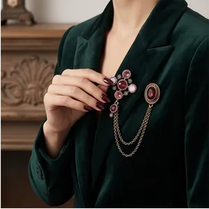 Vintage kristallen broche met ketting op de revers van een luxe groene fluwelen blazer