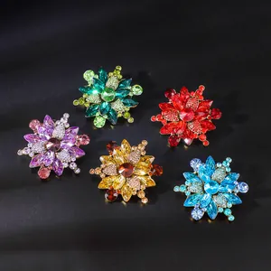 Detailansicht von fünf Vintage-Kristallblumenbroschen in lebhaften Farben und Designs