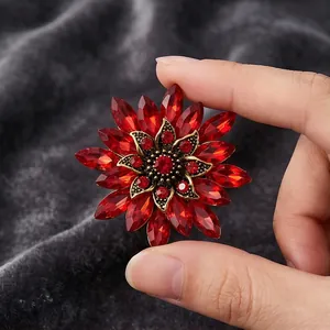 Elegante spilla a girasole rossa in acrilico con base in lega dorata per moda donna