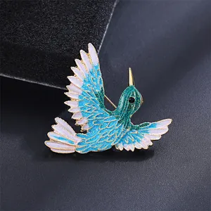 Detailansicht einer eleganten blauen und blaugrünen Kolibri-Brosche mit Glitzerfinish