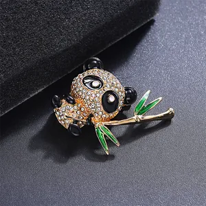 Detailansicht einer luxuriösen Panda-Brosche mit funkelnden Strasssteinen und Bambus-Akzent.
