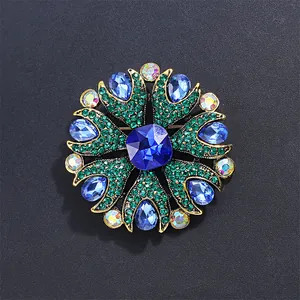 Detaillierte Nahaufnahme einer Vintage-Brosche mit blauen und grünen Kristallen