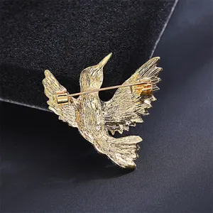 Detailansicht der Rückseite einer goldenen Kolibri-Brosche mit sicherem Pin-Verschluss