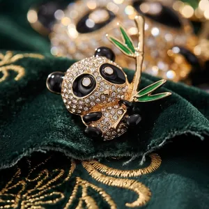 Elegante Zinklegierung Panda Brosche Mit Strass Verzierung Süßes Tier Hält Bambus Reversnadel Für Damen Bekleidung Schmuck