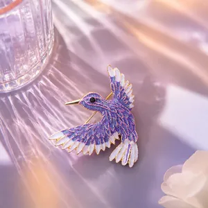 Eleganter blau-lilafarbener Kolibri-Brosche mit Glitzer-Emaille für Mäntel und Anzüge
