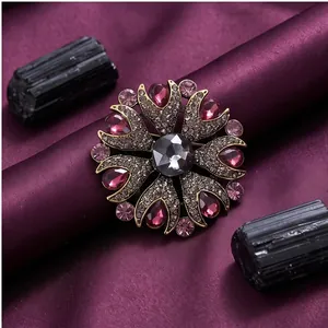 Eleganter Vintage-Brosche mit violettem Kristall-Sternenschliff und antikgoldener Oberfläche