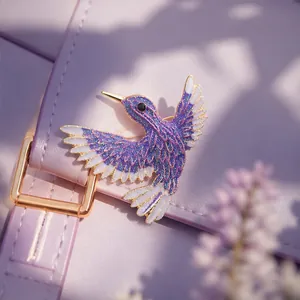 Exquisite Kolibri-Brosche mit lilafarbenem Emaille und Gold-Finish für stilvolle Anzugjacken