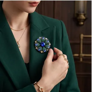 Vintage Blumenbrosche mit grünen Kristallen und blauen Glassteinen für Anzüge
