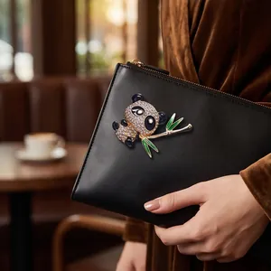 Hochwertige Panda-Brosche mit funkelnden Strasssteinen und grünem Emaille-Bambus.