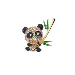 Eleganter Panda-Broschen-Schmuck mit glitzernden Strasssteinen und grünem Bambusakzent
