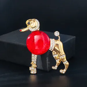 Broche caniche vintage élégante avec corps en résine rouge et cristaux étincelants