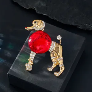 Vue macro d'une broche caniche vintage avec corps en verre rouge et strass brillants