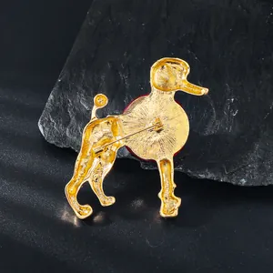 Vue détaillée de l'arrière d'une broche caniche dorée avec fermoir à épingle sûr.