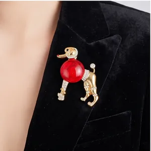 Broche caniche vintage dorée avec corps en verre rouge et accents de cristaux brillants