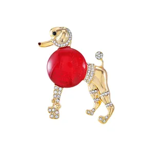 Broche caniche dorée vintage avec corps en verre rouge et accents de cristal