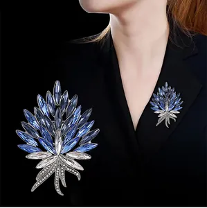 Lujoso broche de ramo de cristal azul degradado con diseño de espiga para trajes elegantes.